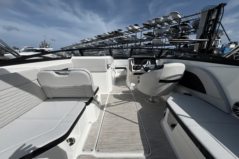 Slide: The Image of Sea Ray 230 SPX 2023 - 9