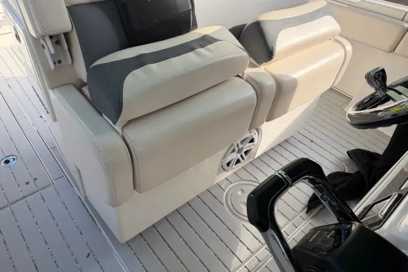 Slide: The Image of Robalo R302 2017 - 5