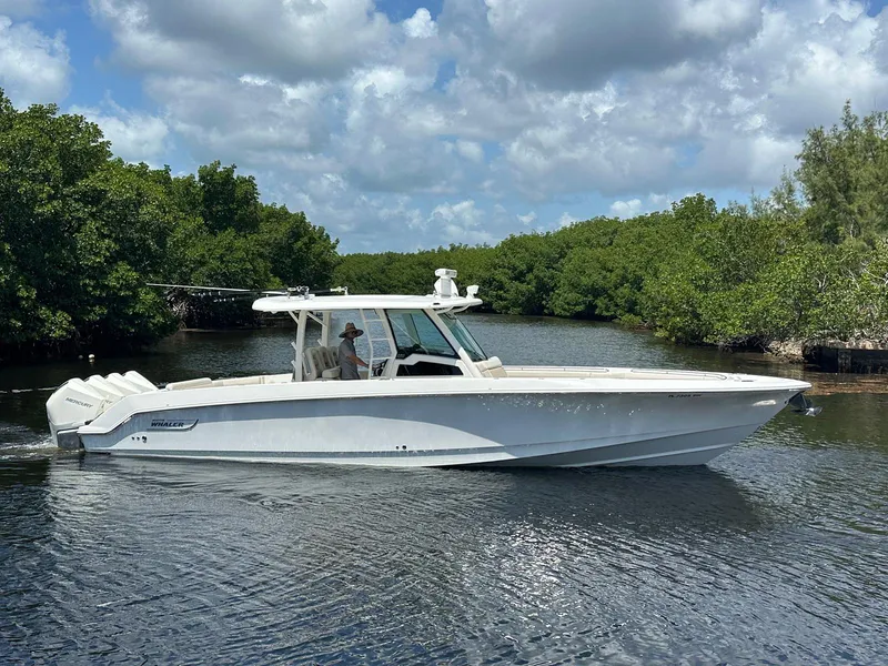 Slide: The Image of Boston Whaler 380 OUTRAGE 2021 - 12