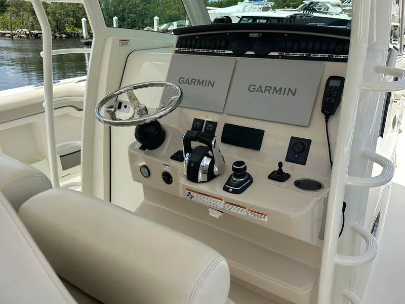 Slide: The Image of Boston Whaler 380 OUTRAGE 2021 - 20
