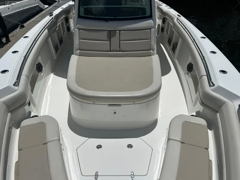 Slide: The Image of Boston Whaler 380 OUTRAGE 2021 - 16