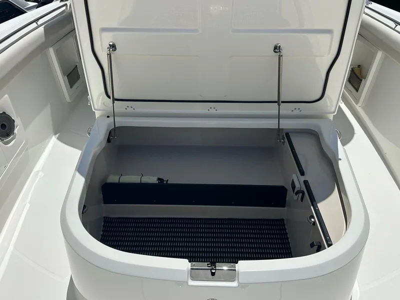 Slide: The Image of Boston Whaler 380 OUTRAGE 2021 - 18