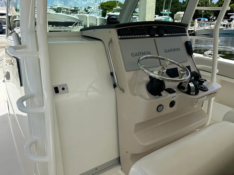 Slide: The Image of Boston Whaler 380 OUTRAGE 2021 - 27