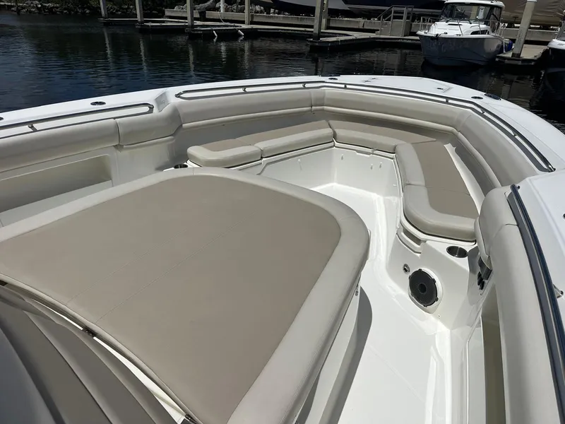 Slide: The Image of Boston Whaler 380 OUTRAGE 2021 - 14