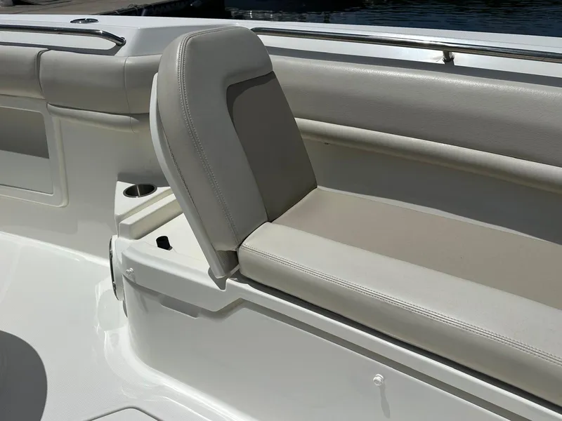 Slide: The Image of Boston Whaler 380 OUTRAGE 2021 - 17