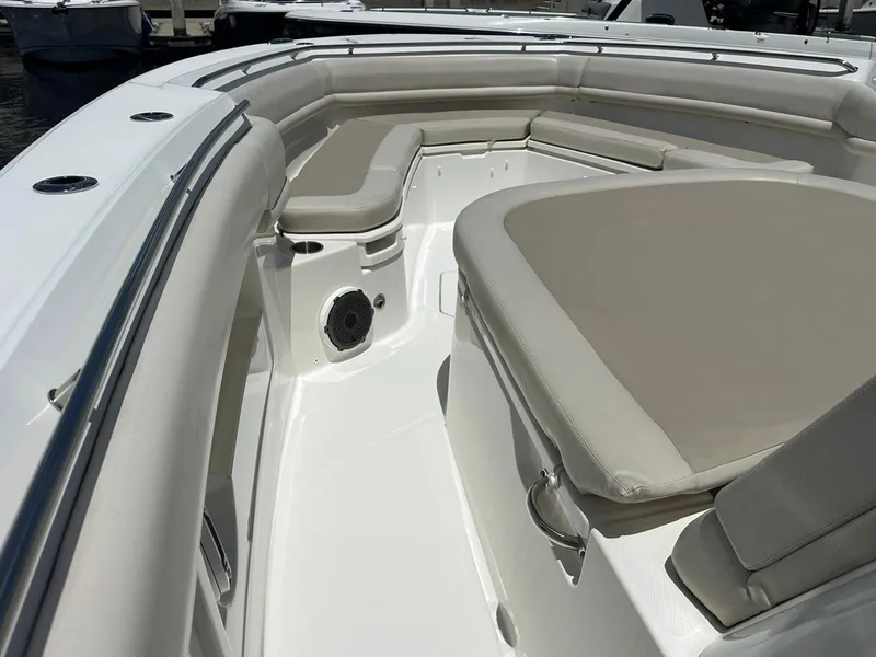 Slide: The Image of Boston Whaler 380 OUTRAGE 2021 - 19