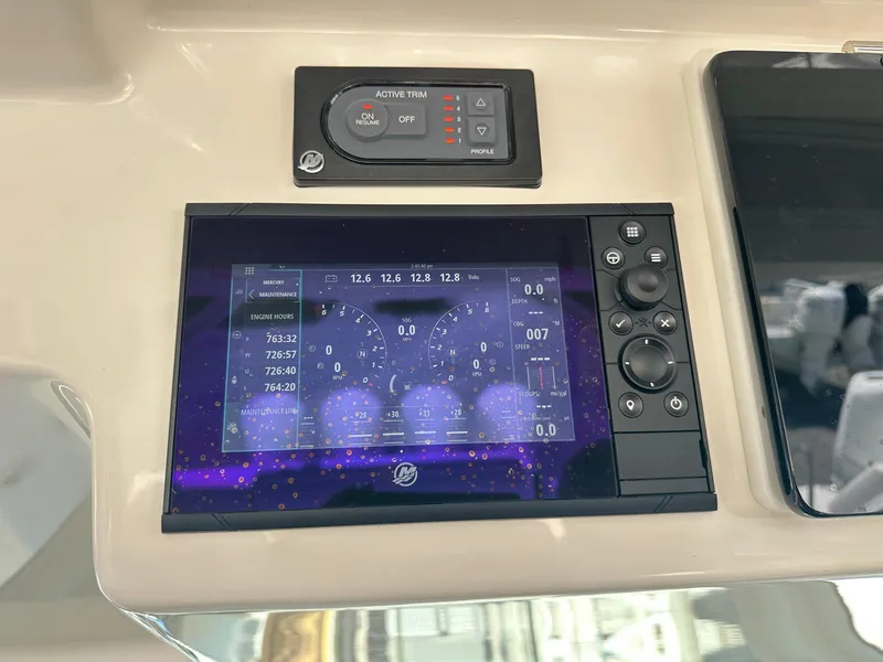 Slide: The Image of Boston Whaler 380 OUTRAGE 2021 - 24