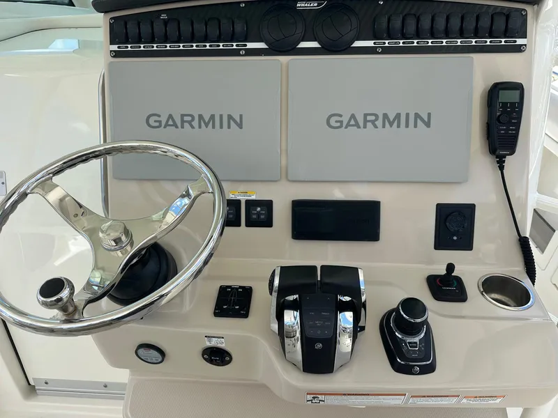 Slide: The Image of Boston Whaler 380 OUTRAGE 2021 - 21