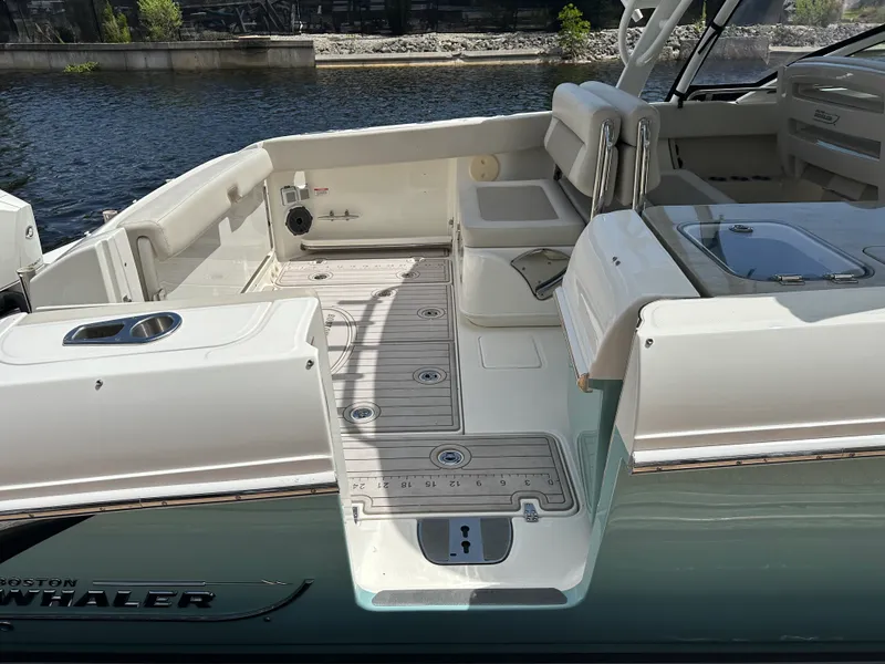 Slide: The Image of Boston Whaler 320 VANTAGE 2023 - 10