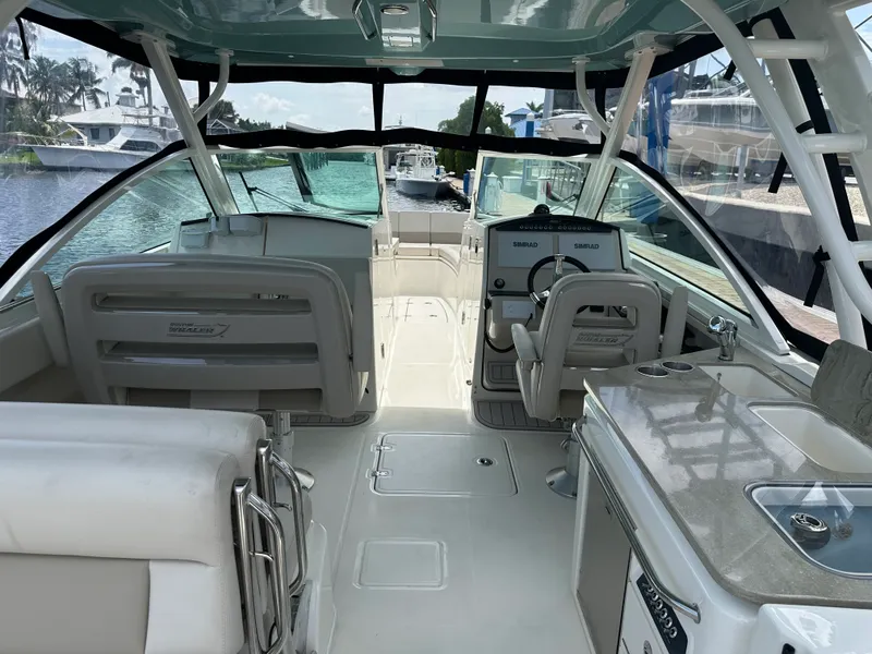 Slide: The Image of Boston Whaler 320 VANTAGE 2023 - 14