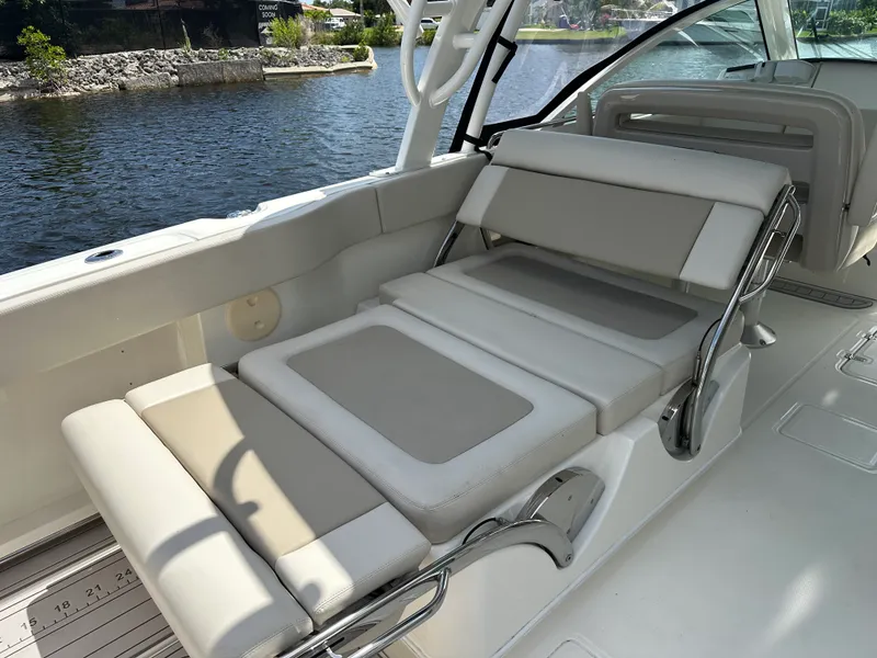 Slide: The Image of Boston Whaler 320 VANTAGE 2023 - 17