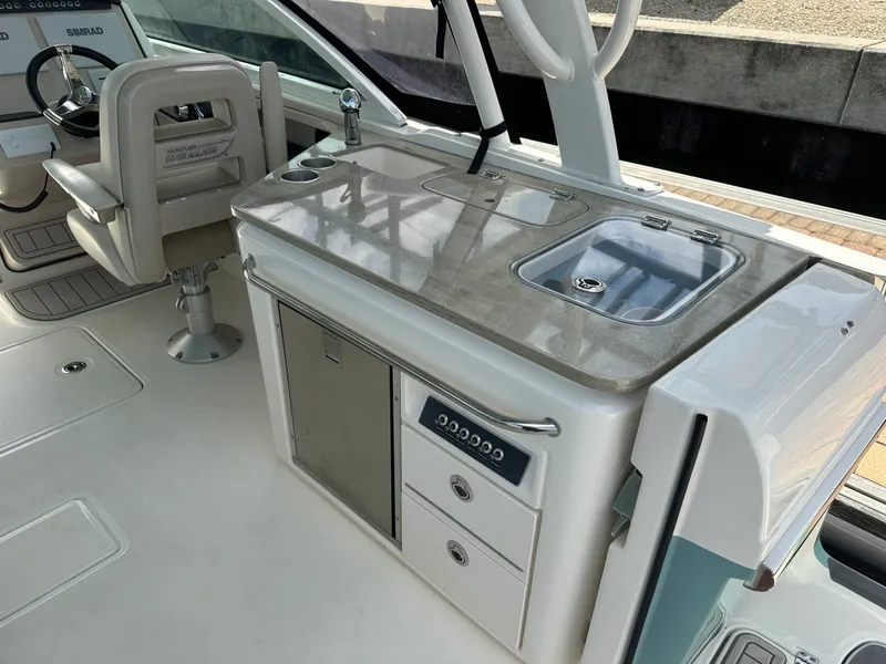 Slide: The Image of Boston Whaler 320 VANTAGE 2023 - 18