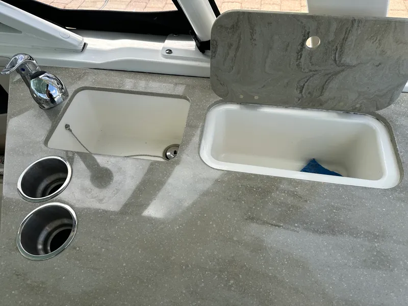 Slide: The Image of Boston Whaler 320 VANTAGE 2023 - 20