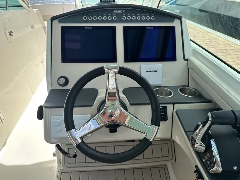 Slide: The Image of Boston Whaler 320 VANTAGE 2023 - 27