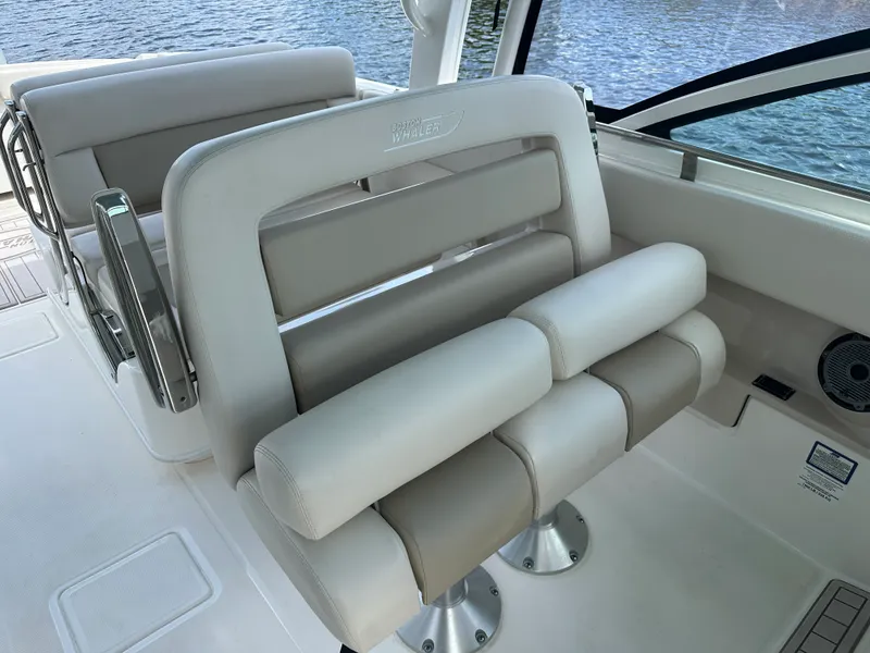 Slide: The Image of Boston Whaler 320 VANTAGE 2023 - 29