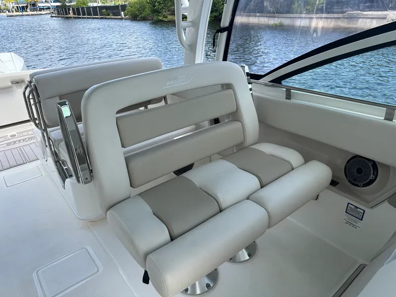 Slide: The Image of Boston Whaler 320 VANTAGE 2023 - 30
