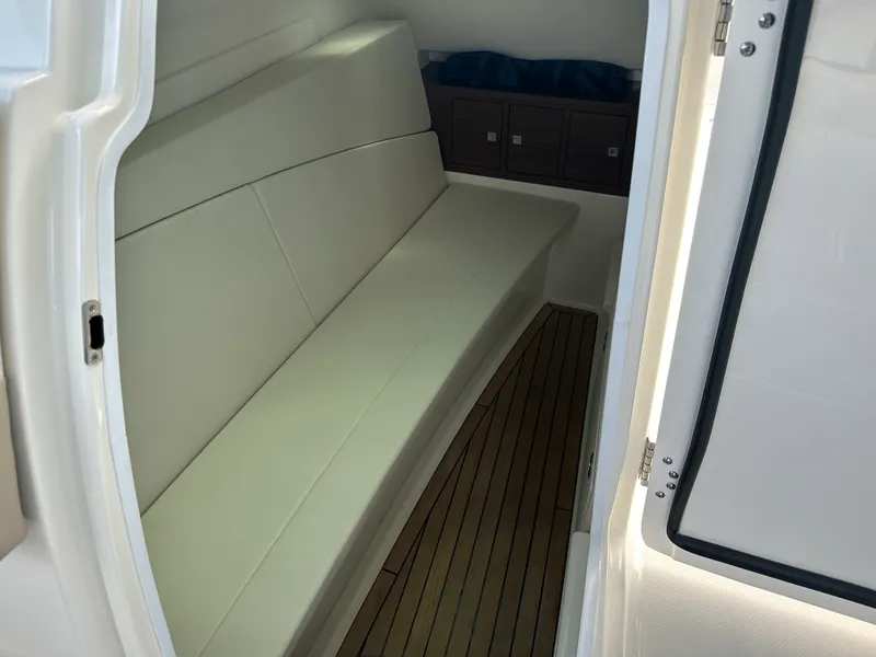 Slide: The Image of Boston Whaler 320 VANTAGE 2023 - 32