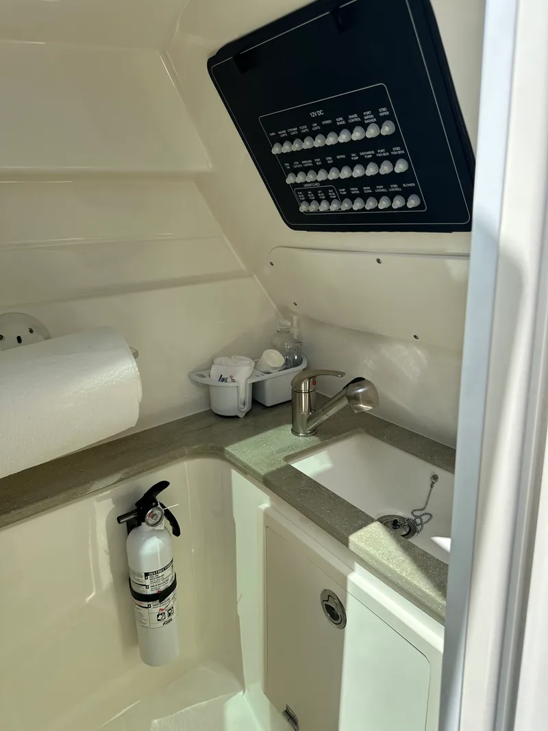 Slide: The Image of Boston Whaler 320 VANTAGE 2023 - 37