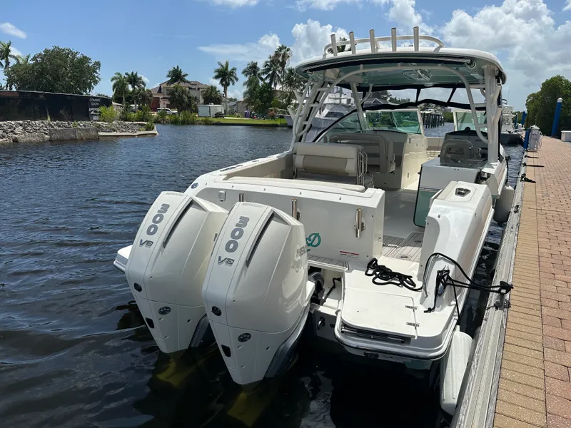 Slide: The Image of Boston Whaler 320 VANTAGE 2023 - 4