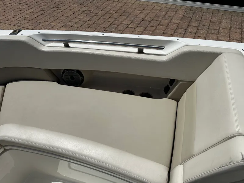 Slide: The Image of Boston Whaler 320 VANTAGE 2023 - 47