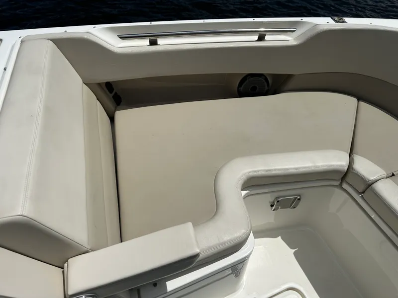 Slide: The Image of Boston Whaler 320 VANTAGE 2023 - 48