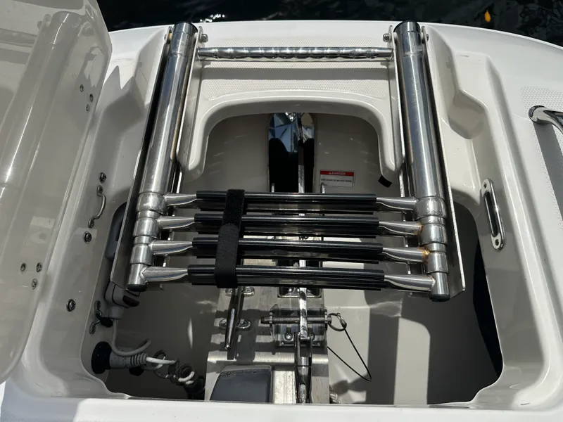 Slide: The Image of Boston Whaler 320 VANTAGE 2023 - 50