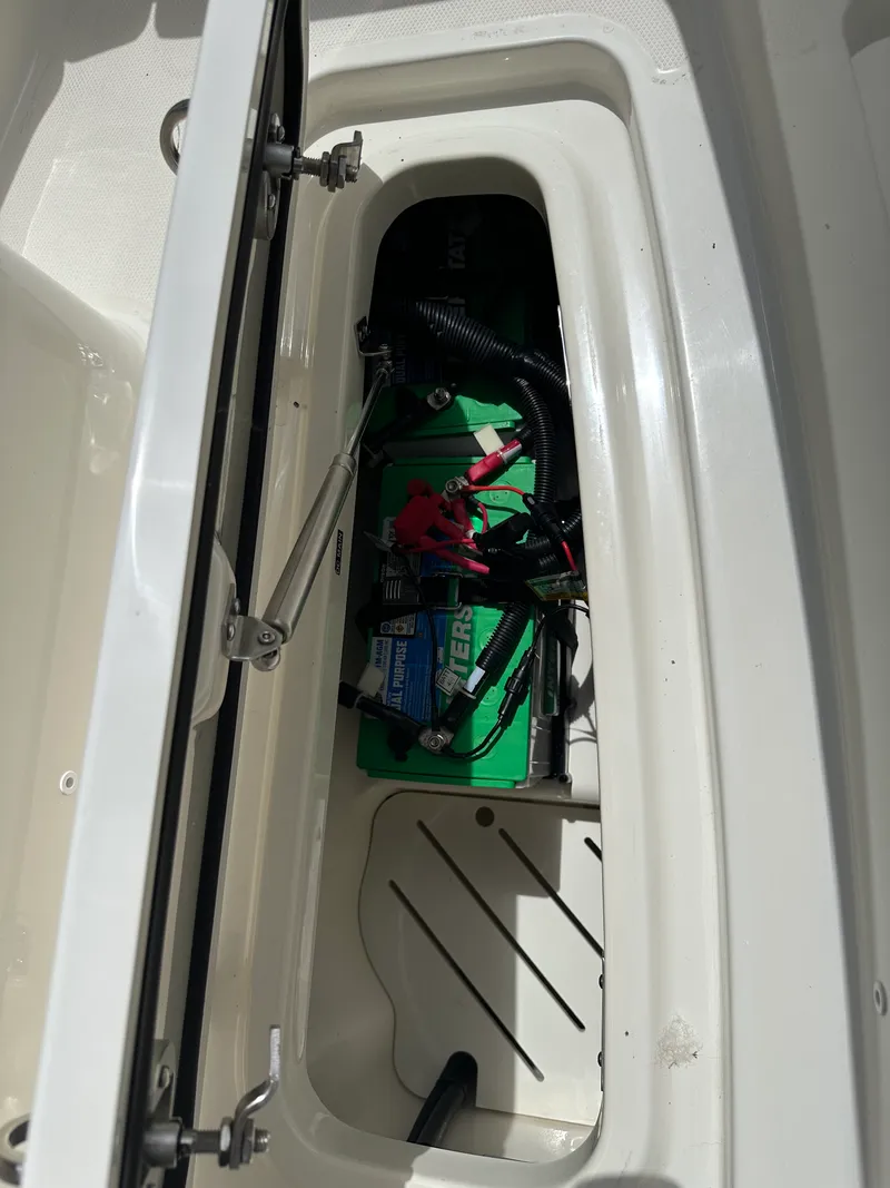 Slide: The Image of Boston Whaler 320 VANTAGE 2023 - 52