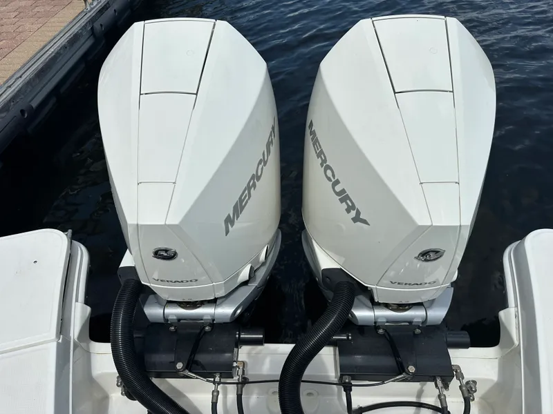Slide: The Image of Boston Whaler 320 VANTAGE 2023 - 8