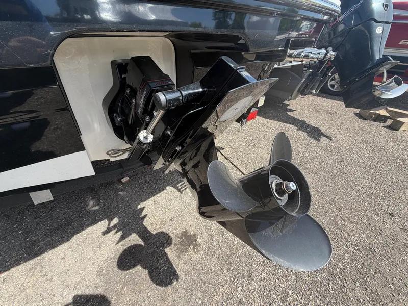 Slide: The Image of Bayliner VR4 Bowrider 2023 - 4