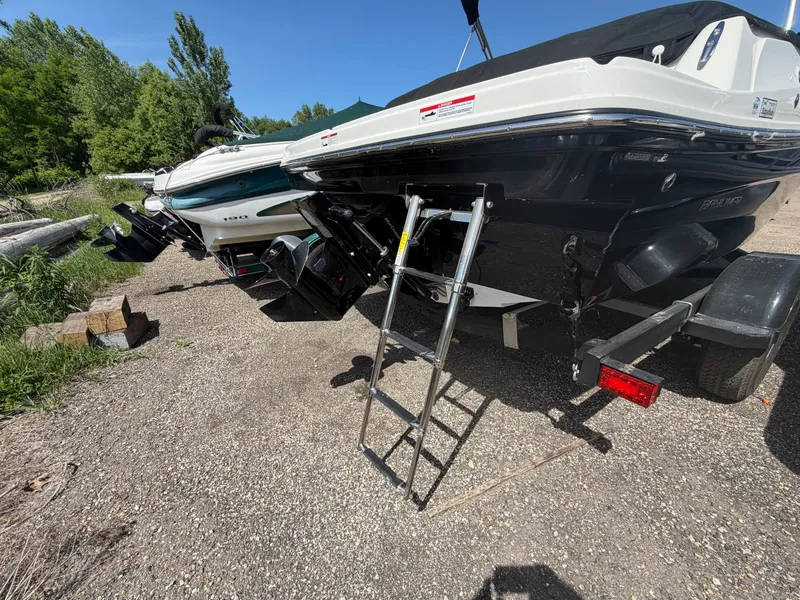 Slide: The Image of Bayliner VR4 Bowrider 2023 - 6