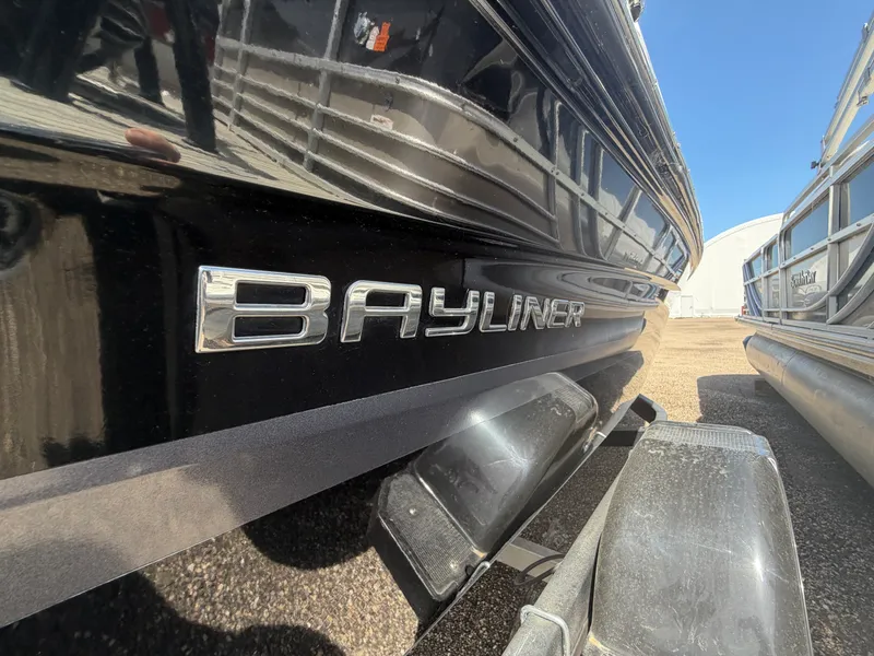 Slide: The Image of Bayliner VR4 Bowrider 2023 - 7