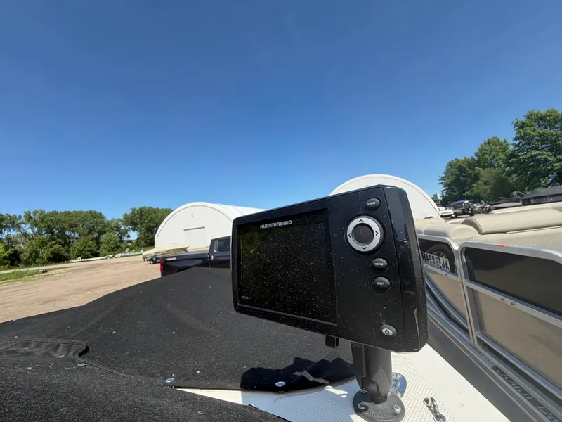 Slide: The Image of Bayliner VR4 Bowrider 2023 - 8