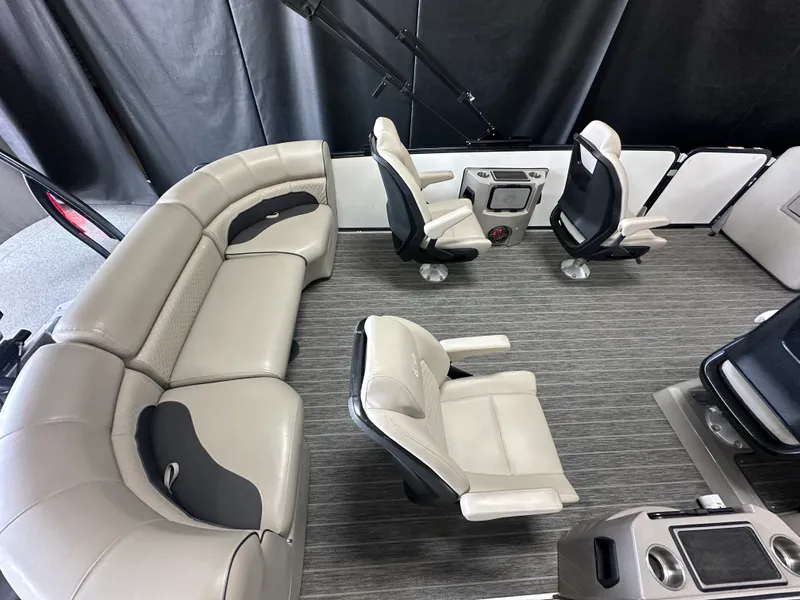 Slide: The Image of Premier 250 Solaris 2022 - 4