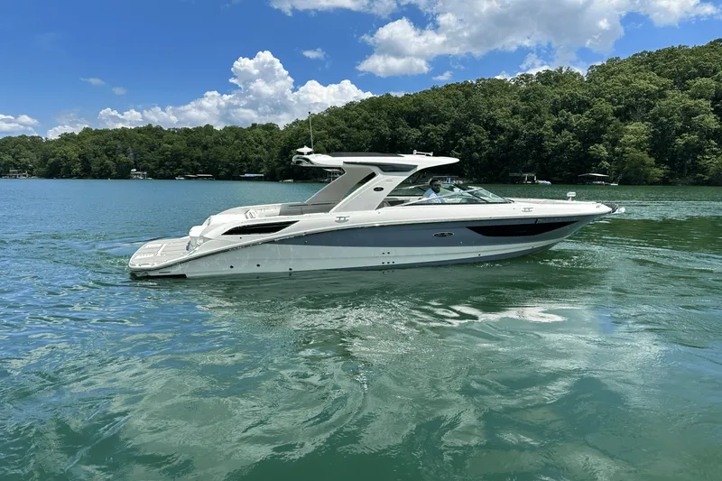 Slide: The Image of Sea Ray SLX 350 2026 - 14