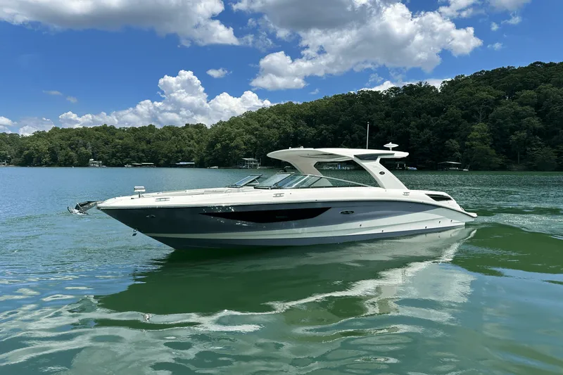 Slide: The Image of Sea Ray SLX 350 2026 - 2