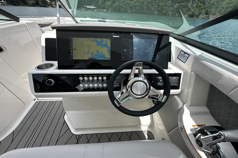 Slide: The Image of Sea Ray SLX 350 2026 - 24