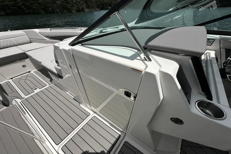 Slide: The Image of Sea Ray SLX 350 2026 - 25