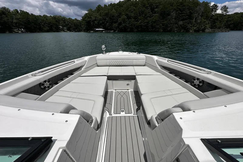 Slide: The Image of Sea Ray SLX 350 2026 - 27