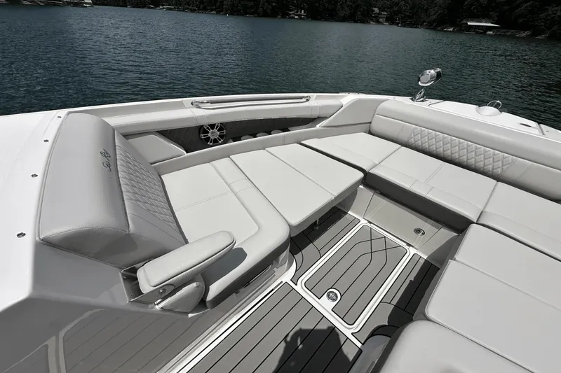 Slide: The Image of Sea Ray SLX 350 2026 - 28