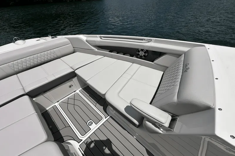 Slide: The Image of Sea Ray SLX 350 2026 - 29