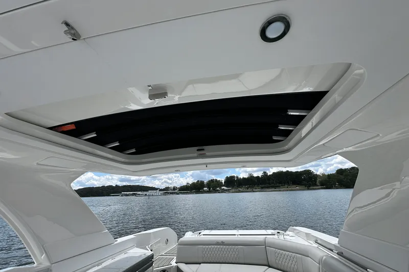 Slide: The Image of Sea Ray SLX 350 2026 - 30