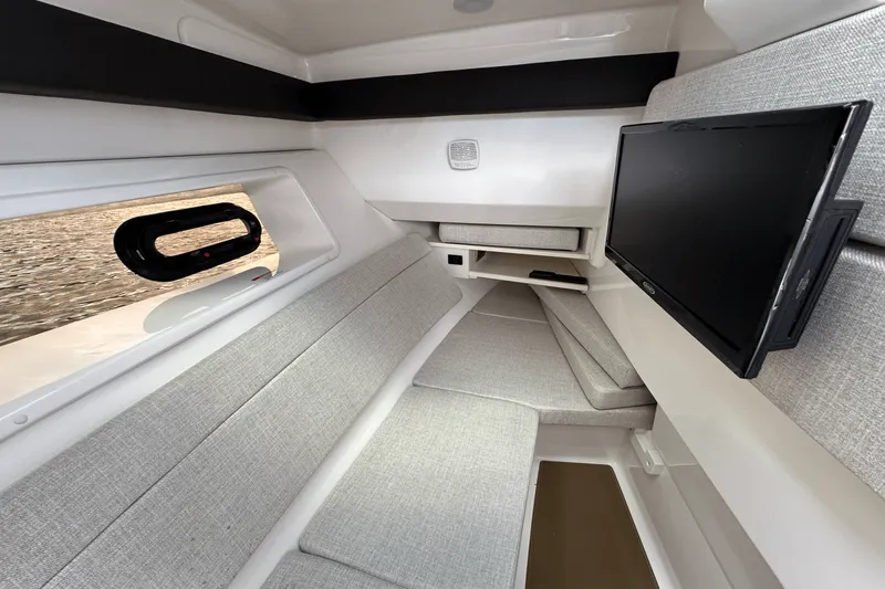 Slide: The Image of Sea Ray SLX 350 2026 - 31