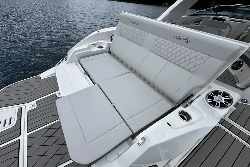 Slide: The Image of Sea Ray SLX 350 2026 - 33