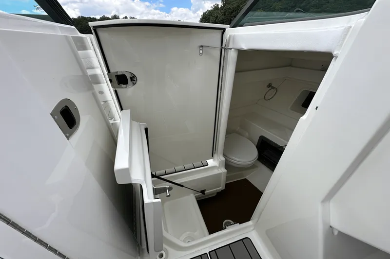 Slide: The Image of Sea Ray SLX 350 2026 - 34