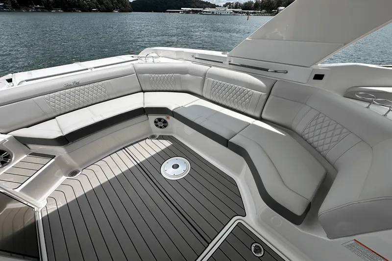 Slide: The Image of Sea Ray SLX 350 2026 - 40