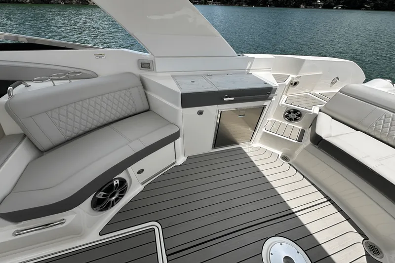 Slide: The Image of Sea Ray SLX 350 2026 - 41