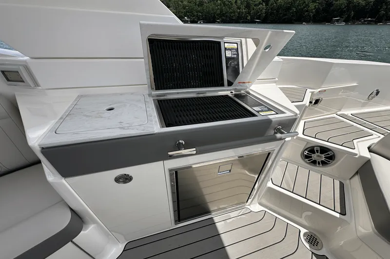 Slide: The Image of Sea Ray SLX 350 2026 - 42