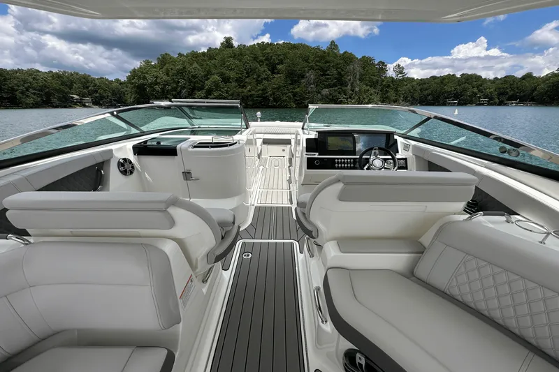 Slide: The Image of Sea Ray SLX 350 2026 - 43