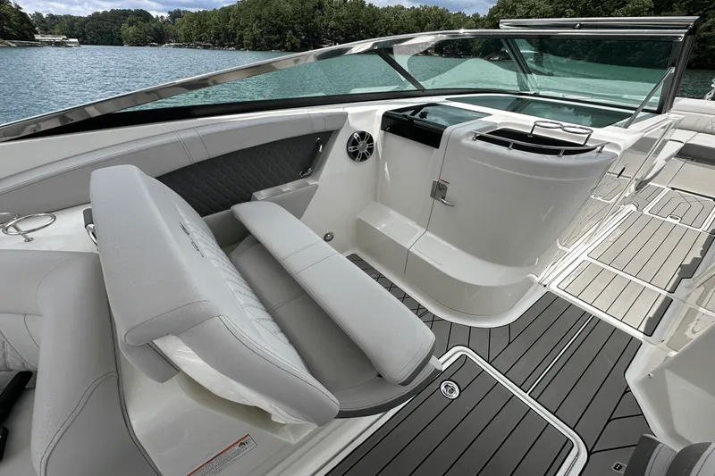 Slide: The Image of Sea Ray SLX 350 2026 - 44