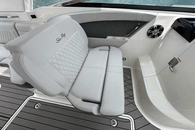 Slide: The Image of Sea Ray SLX 350 2026 - 45